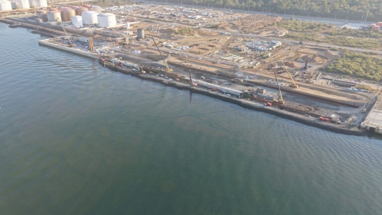 Moeve y Exolum cierran la financiación del proyecto Muelle Sur en Huelva, una infraestructura estratégica para impulsar la transición energética en Europa